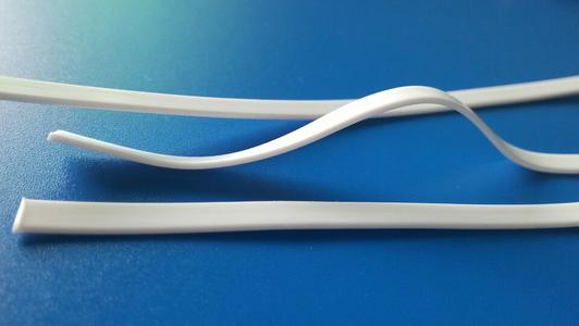 Kann der Kunststoff-Nasenstegdraht mit modifizierten Polymermaterialien hinzugefügt werden?